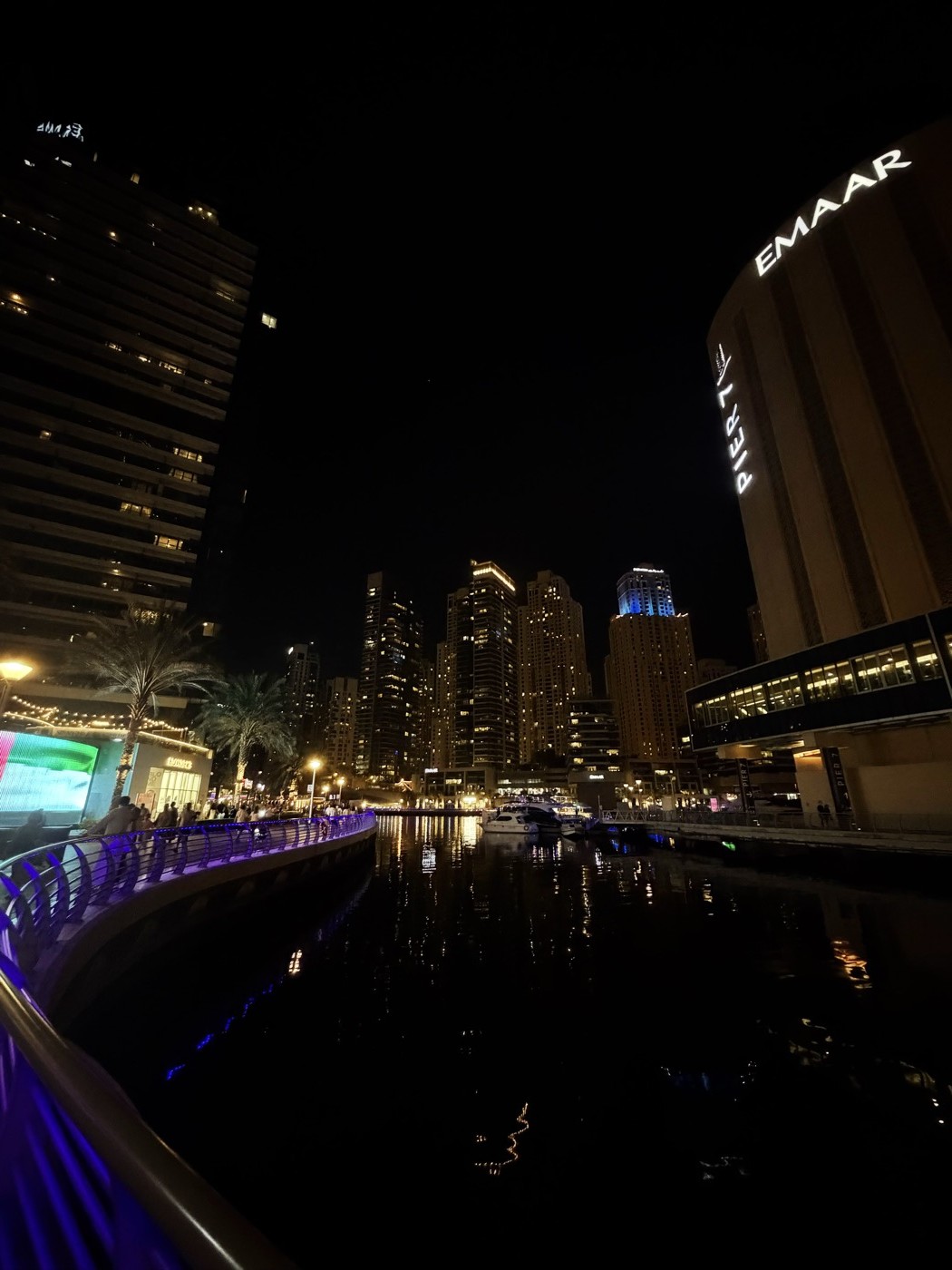 Noční Dubai Marina – život v hojnosti a vědomá manifestace peněz